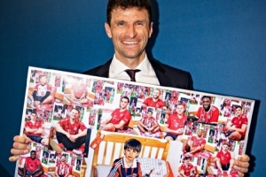 实时更新-拜仁球员送给托马斯·穆勒的告别礼物