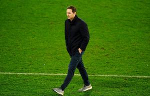 兰帕德本轮英冠终场哨响后被罚下，记者：他好像对裁判说了什么