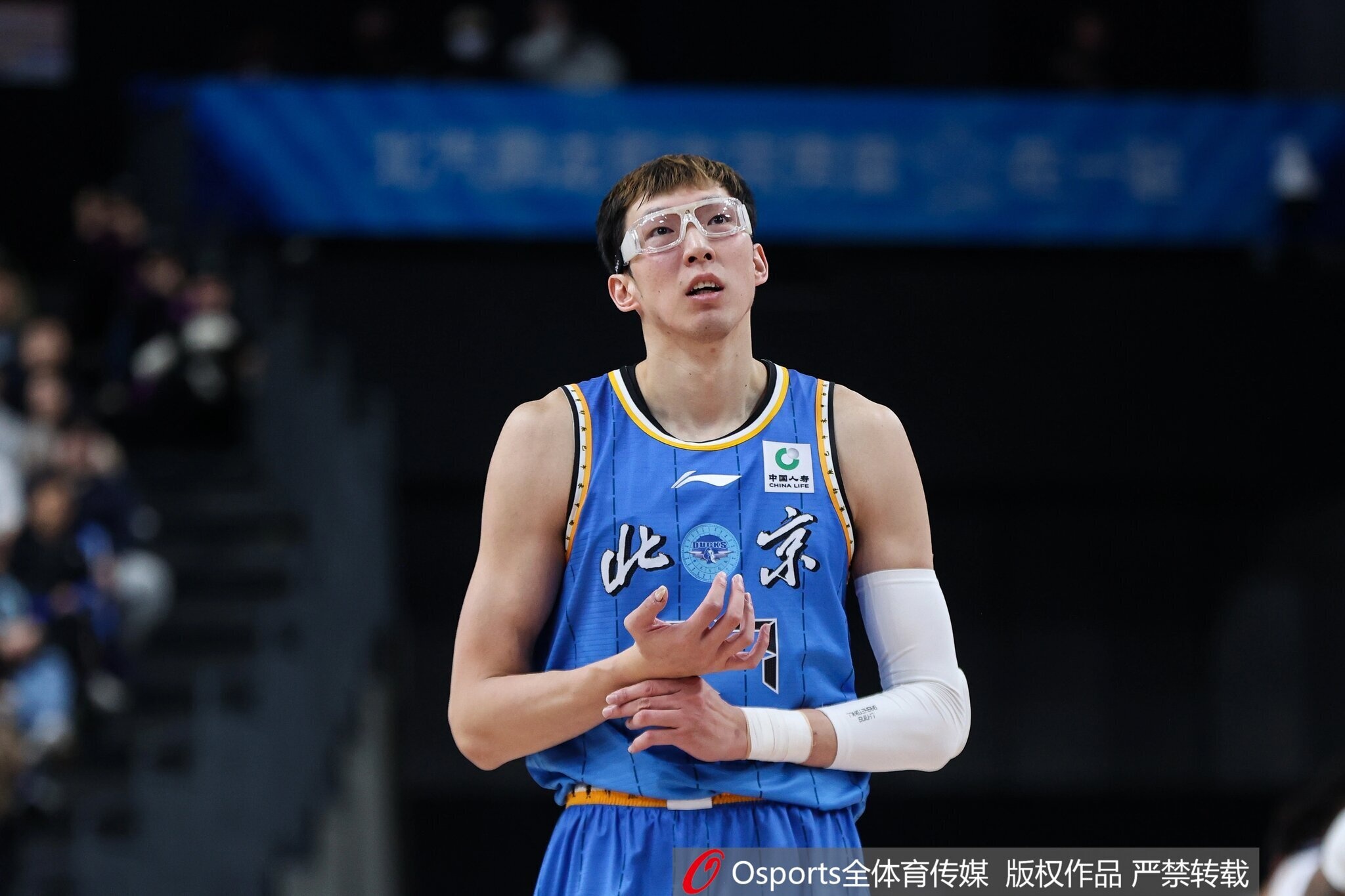 官网-杨鸣:周琦今天防守沉退被奎因一直针对 现代篮球不能有明显短板